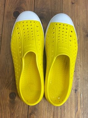 Native shoes kids size 5 yellow foam Jefferson style shoes